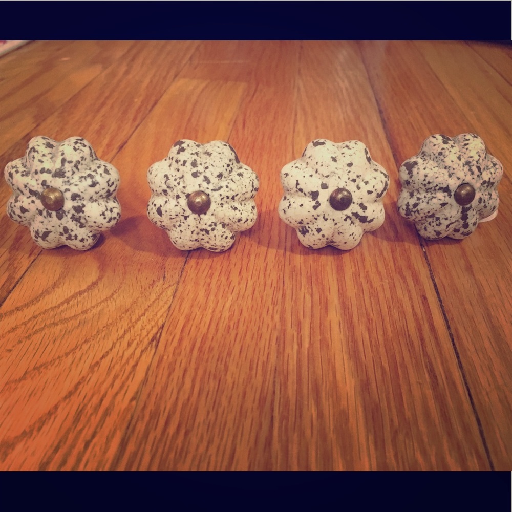 4 flower knobs